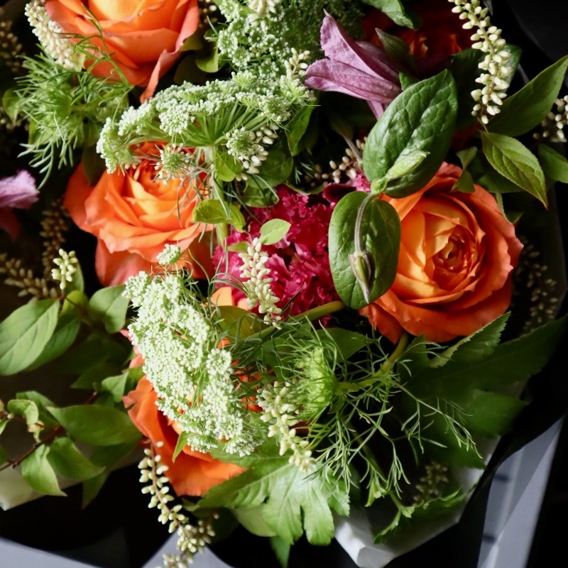 特選花束 M 紅橙 Benidaidai パッと明るく 定番のビタミンカラーをライフデコ テイストで 色合いで選ぶ オレンジ系 ライフデコ南青山のフラワーギフトをオンラインショップで全国に通販 東京 表参道の花屋lifedeco