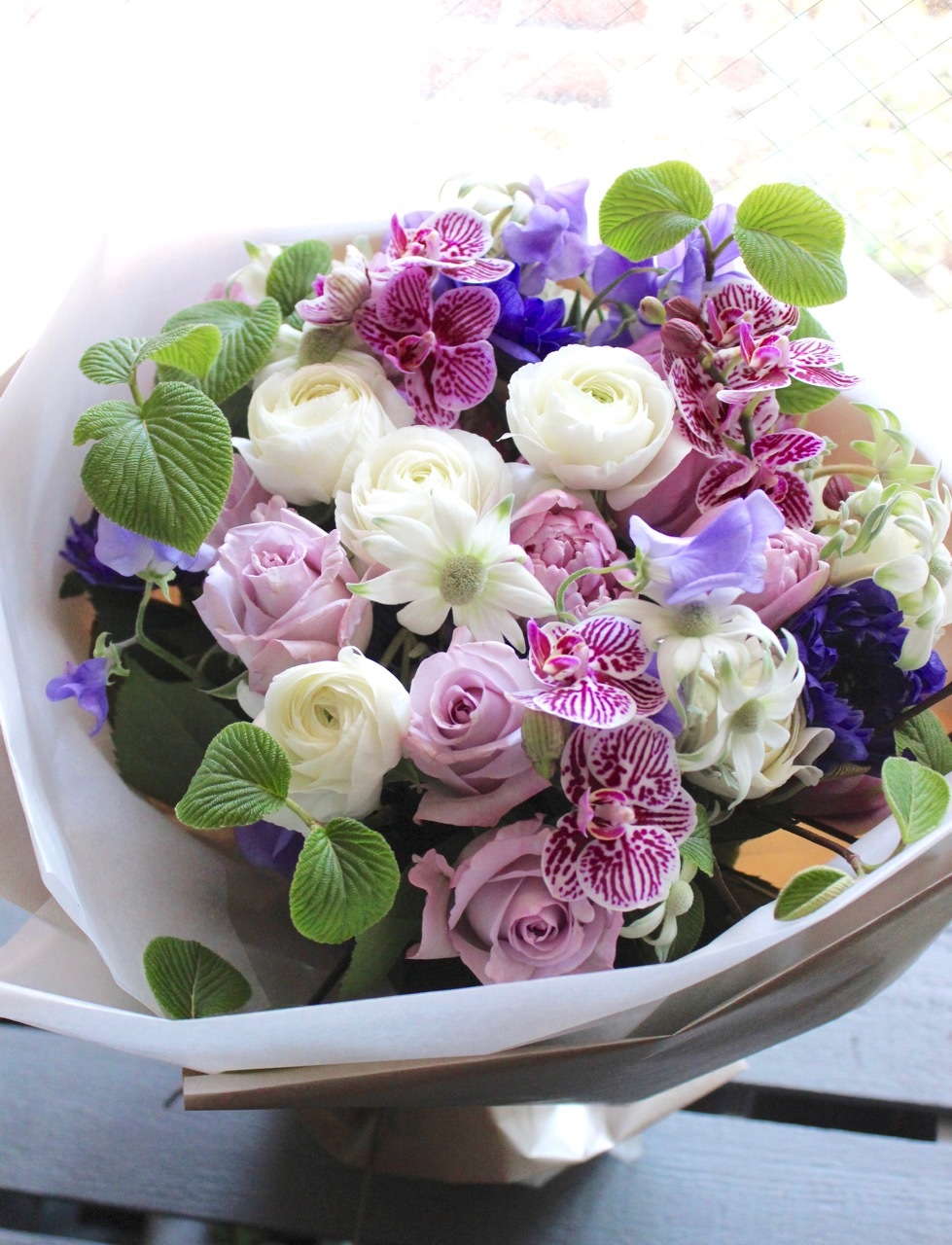 特選花束m 白藤色 Shirafujiiro 華やかなおまかせランのギフト 上品なホワイト パープル すべての商品 ライフデコ南青山のフラワーギフトをオンラインショップで全国に通販 東京 表参道の花屋lifedeco