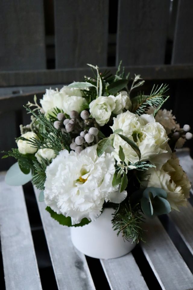 Holidayアレンジ 煌白 ホワイトローズに森の香りがするコニファーを添えて アレンジメント M Size 季節限定 11月 12月 季節のおすすめ 月別 12月 ライフデコ南青山のフラワーギフトをオンラインショップで全国に通販 東京 表参道の花屋lifedeco