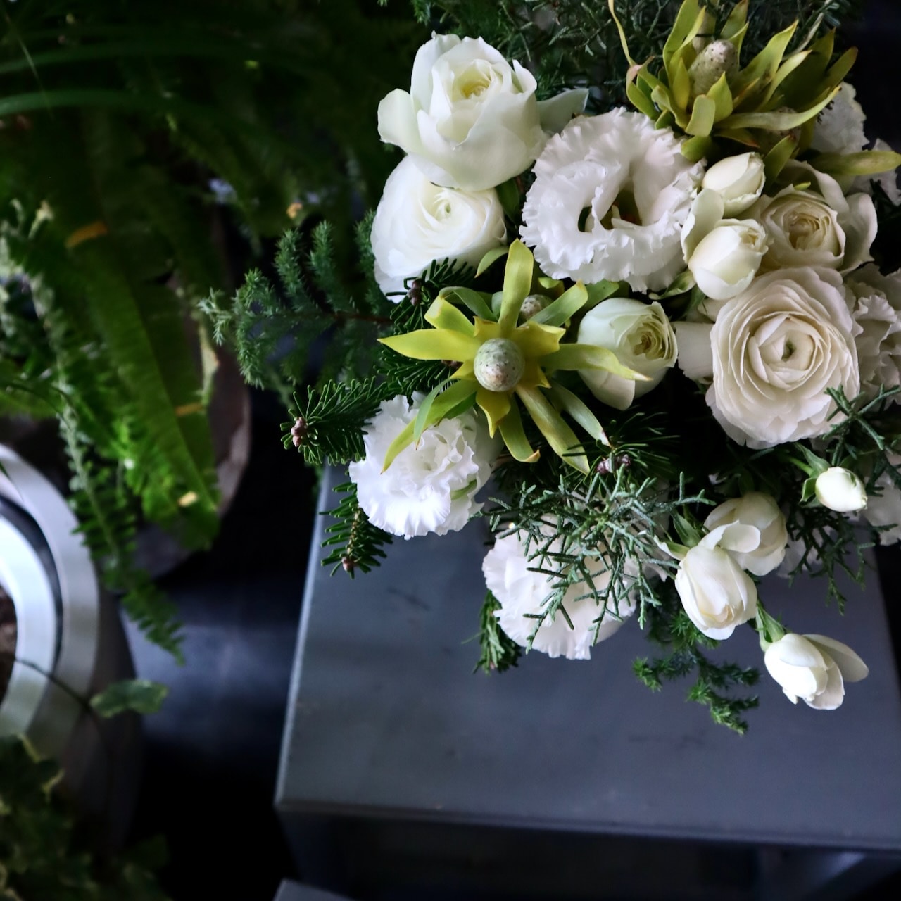 季節限定】11/27～12/25 特選花束M「銀砂 ginsa」深い静けさに寄り添う