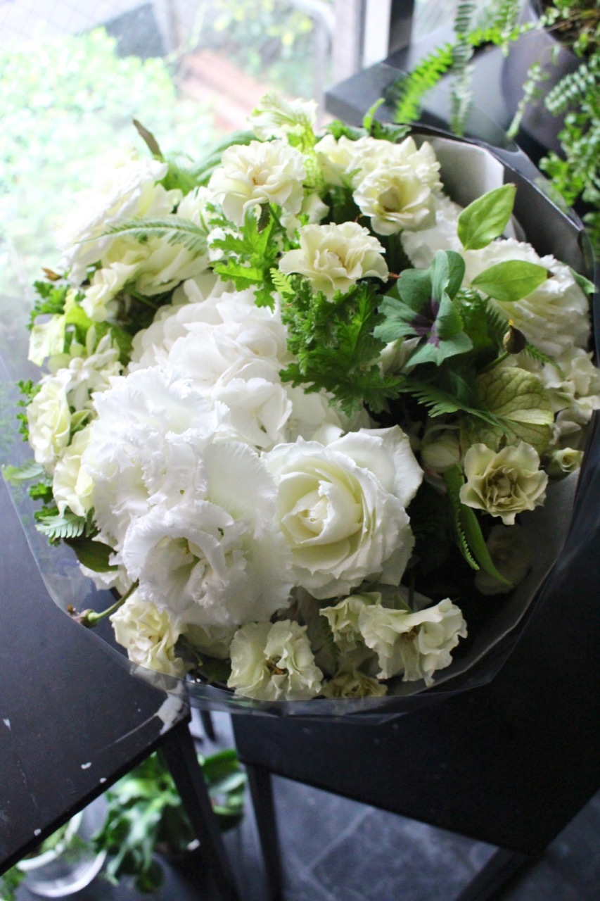 特選花束 2l 白玉 Siratama これこそ優雅 不変の王道 ホワイト グリーンをモダンでシンプルに束ねました 都心エリア限定配送 都心エリア限定配送 大型商品を含む 花束 ライフデコ南青山のフラワーギフトをオンラインショップで全国に通販 東京 表参道の花屋lifedeco 特選花束 2l 白玉 Siratama これこそ優雅 不変の王道 ホワイト グリーンをモダンでシンプルに束ねました 都心エリア限定配送 都心エリア限定配送 大型商品を含む 花束 ライフデコ南青山のフラワーギフトをオンラインショップで全国に通販 東京 表参道の花屋lifedeco