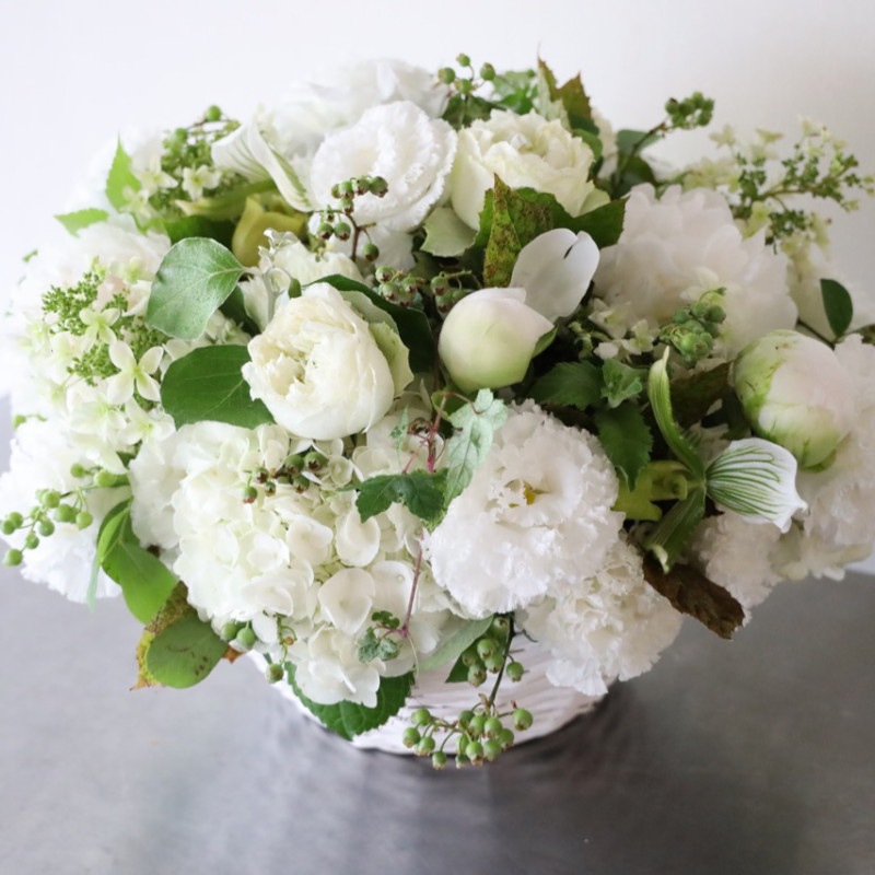 ロースタイルアレンジメント 白嶺 Hakurei ラグジュアリーの王道 ホワイト グリーンを都会的な庭園をイメージしたアレンジで 都心エリア限定配送 都心エリア限定配送 大型商品を含む ライフデコ南青山のフラワーギフトをオンラインショップで全国に通販 東京