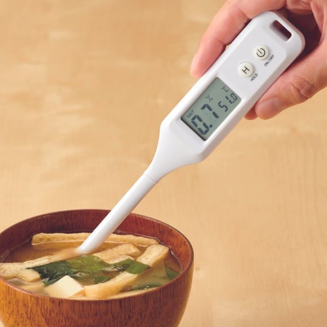 温度もはかれる塩分濃度計