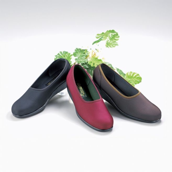 ゆったり横伸び撥水パンプス