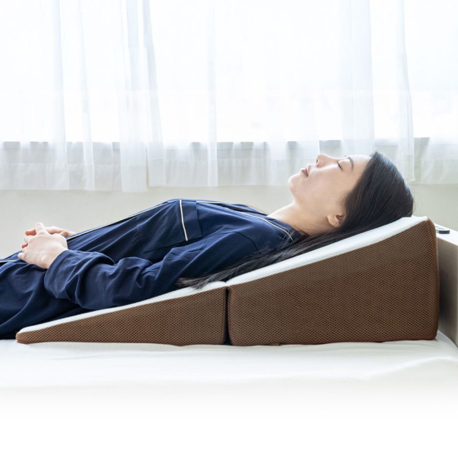 背中から支える斜めまくら