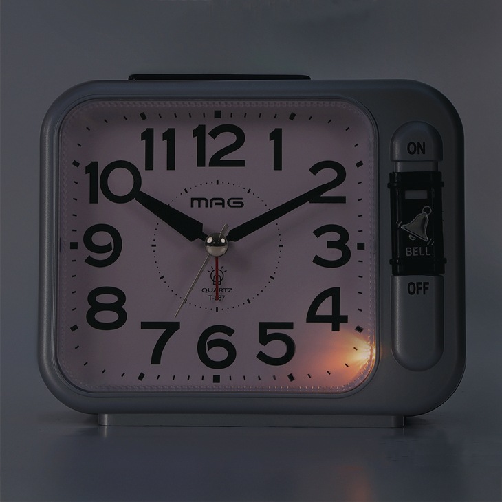 目覚まし時計 夜間ライト付き｜ファミリー・ライフ公式通販