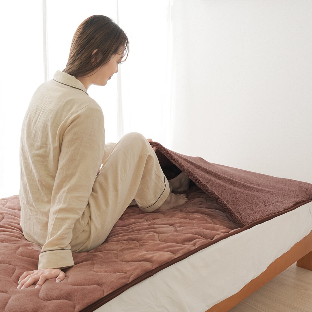 HOTα蓄熱足ポケット付き敷きパッド｜ファミリー・ライフ公式通販