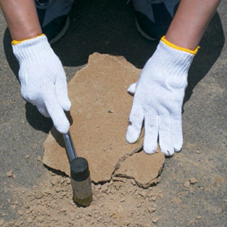 水をかけて固まる魔法の土 カチカチ君 1袋｜ファミリー・ライフ公式通販