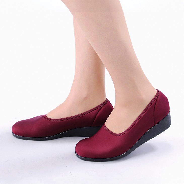 ゆったり横伸び撥水パンプス