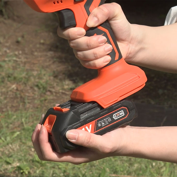 ファミラ 電動ノコギリ 充電式コードレスのこぎり6点セット 替え刃2枚付き