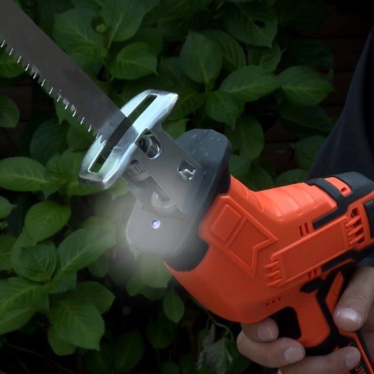 ファミラ 電動ノコギリ 充電式コードレスのこぎり6点セット 専用替え刃2枚 予備バッテリー付き