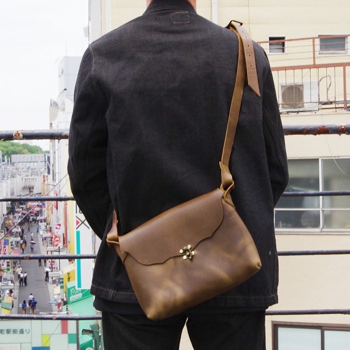 �ե���ʥ�ɥ쥶�� �ۥ꥾�󥿥� �����ѥå� ��å� �ݡ��� FERNAND LEATHER HORIZONTAL I PAD LATCH POUCH �쥶�����������Хå� �ܳ� �쥶���Хå� ��� ������� �����२������ ����ꥫ��