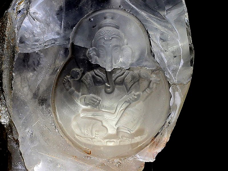 ヒマラヤ水晶 ガネーシャ彫物 (木製台座付き) No.56