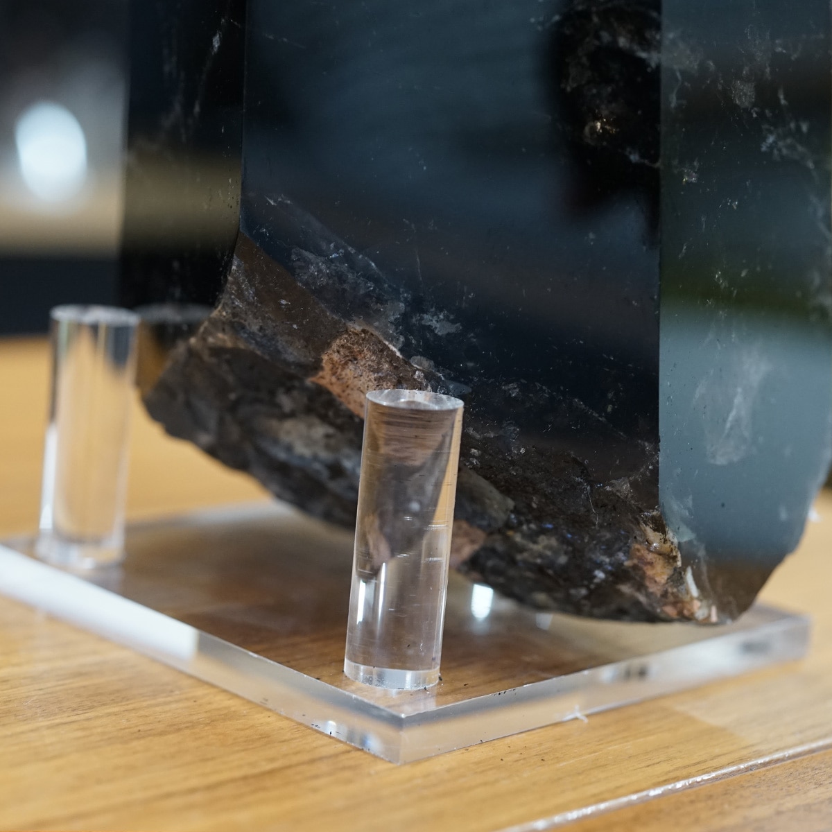 黒水晶 （モリオン） 巨大六角柱（アクリル台座付き）No.1 高さ約35cm