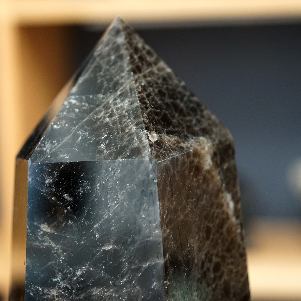 黒水晶 （モリオン） 巨大六角柱（アクリル台座付き）No.1 高さ約35cm