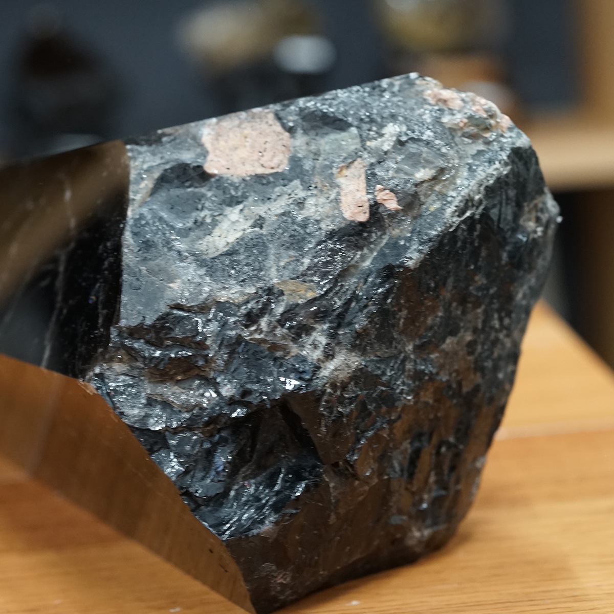 黒水晶 （モリオン） 巨大六角柱（アクリル台座付き）No.1 高さ