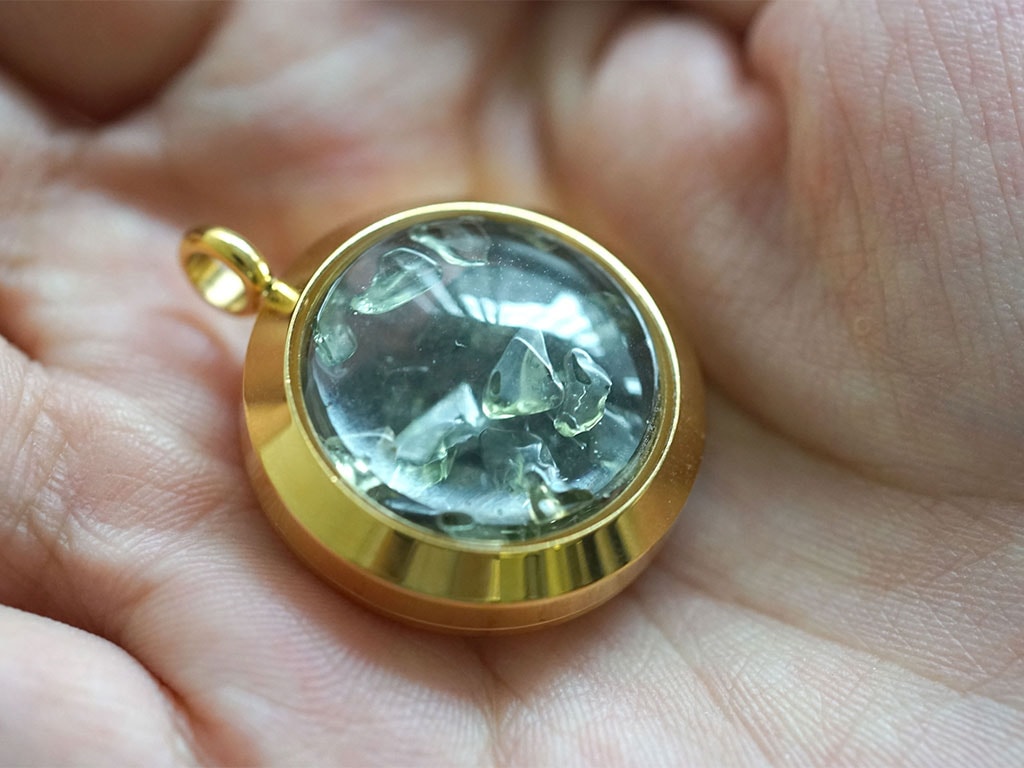 モルダバイト ペンダントトップ （金メッキ） ｜最高級パワーストーン