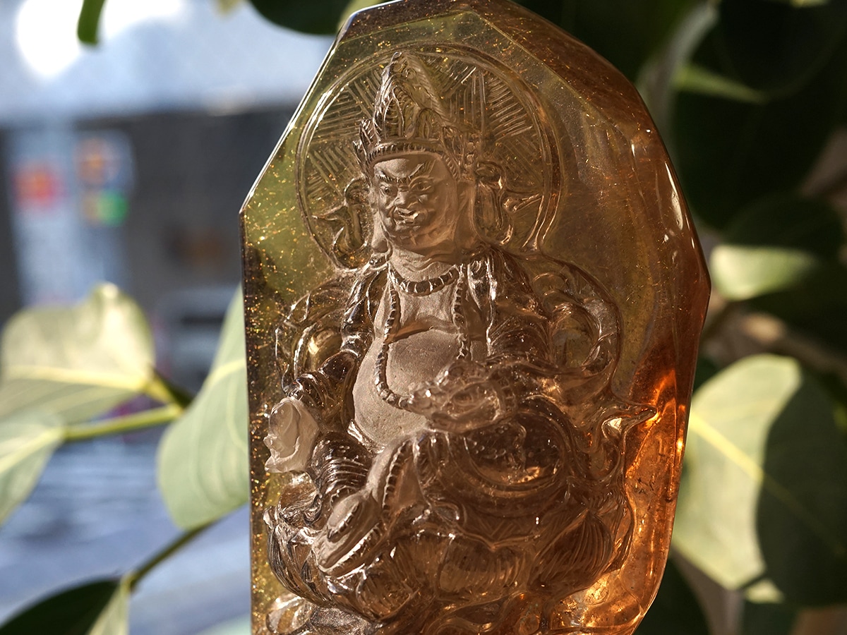 ゴールドルチル彫物　台座つき！ ゴールドルチル 財神彫り物（木製台座付き） No.7｜最高級