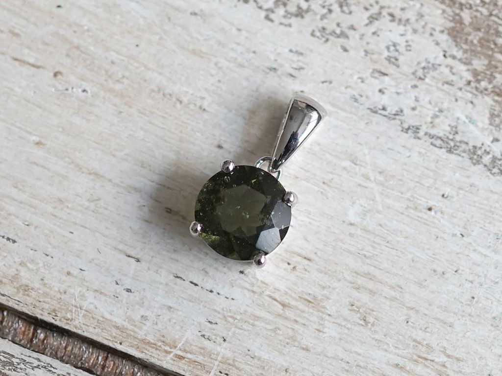 モルダバイト ペンダントトップ（シルバー925）サークル型 最高級（5A