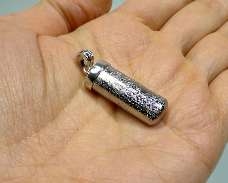 925シルバー ギベオン隕石のペンダントトップ 激安宣言 ギベオン(隕石)星型 ペンダントトップ Mサイズ 縦約
