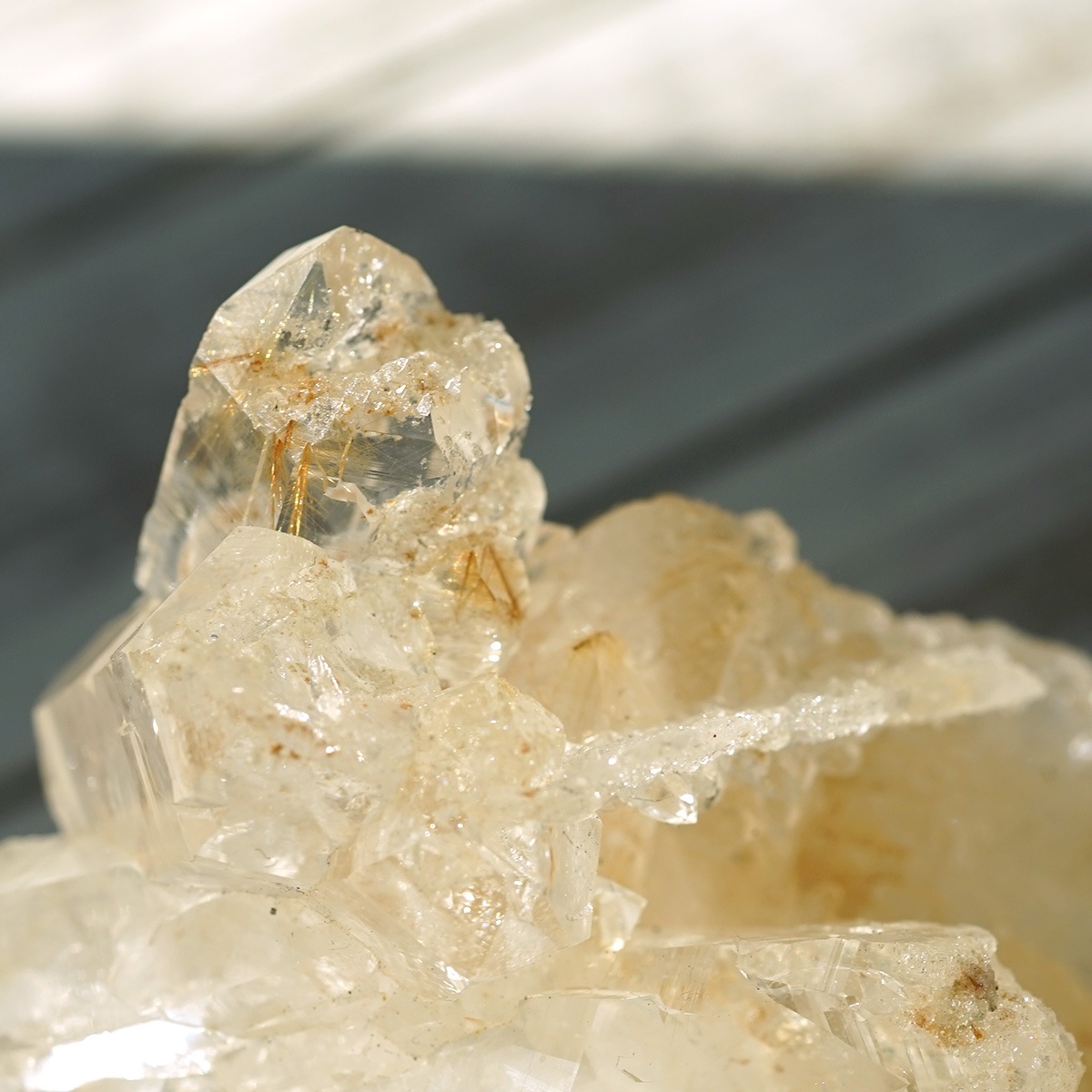 ヒマラヤ水晶 ゴールドルチル入り クラスター （Kullu Parvati Valley / クル・パールヴァティ渓谷） 原石 No.27   [ 画像現物・一点物 ]  
