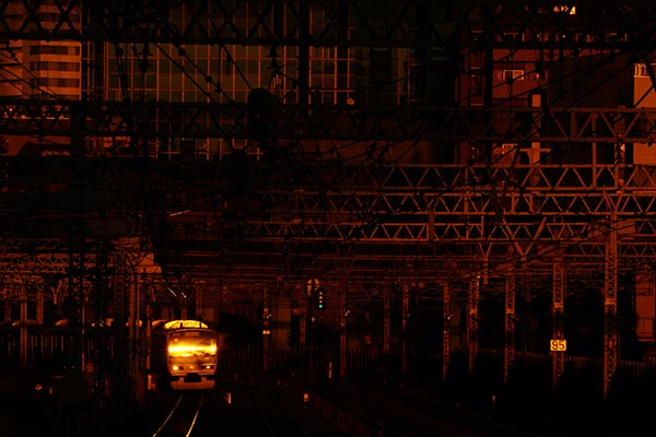 井上伝【鉄都残照】肉筆油彩画 直筆サインあり TOKYO【0019】残照を受け