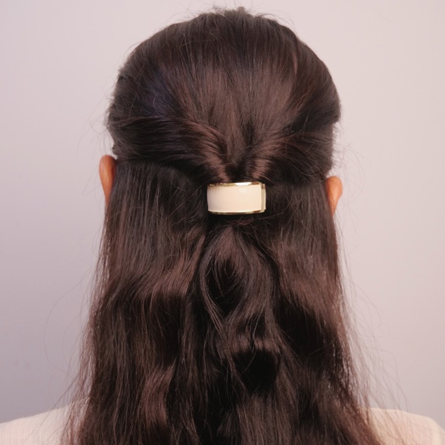 アトリエ エナメル カフ ポニー (ベージュ/ゴールド)