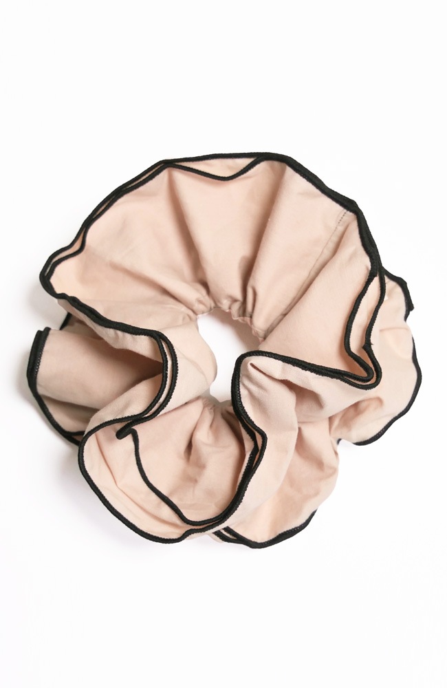 クワイエット ブルーム スクランチー（ベーシュ/ブラック）