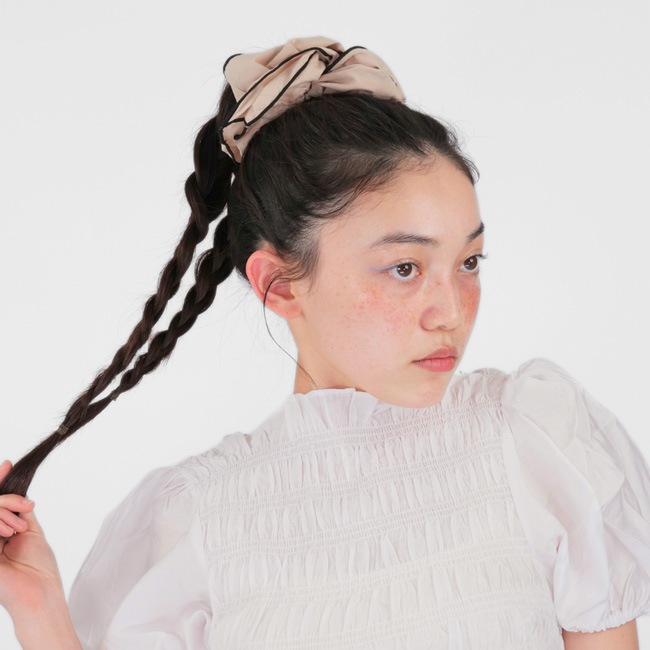 クワイエット ブルーム スクランチー（ベーシュ/ブラック）