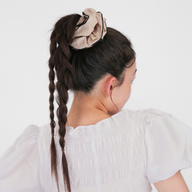 クワイエット ブルーム スクランチー（ベーシュ/ブラック）