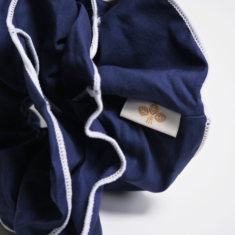 クワイエット ブルーム スクランチー（ネイビー/ホワイト）