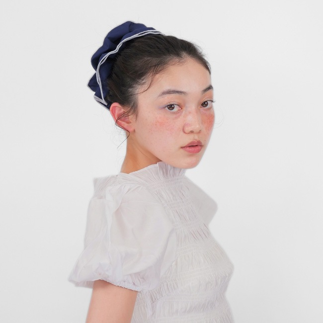 クワイエット ブルーム スクランチー（ネイビー/ホワイト）