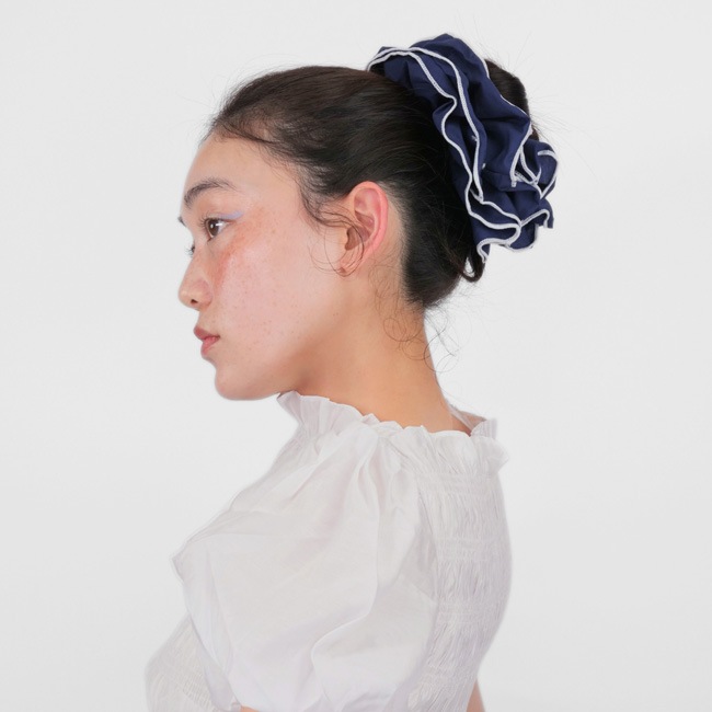 クワイエット ブルーム スクランチー（ネイビー/ホワイト）