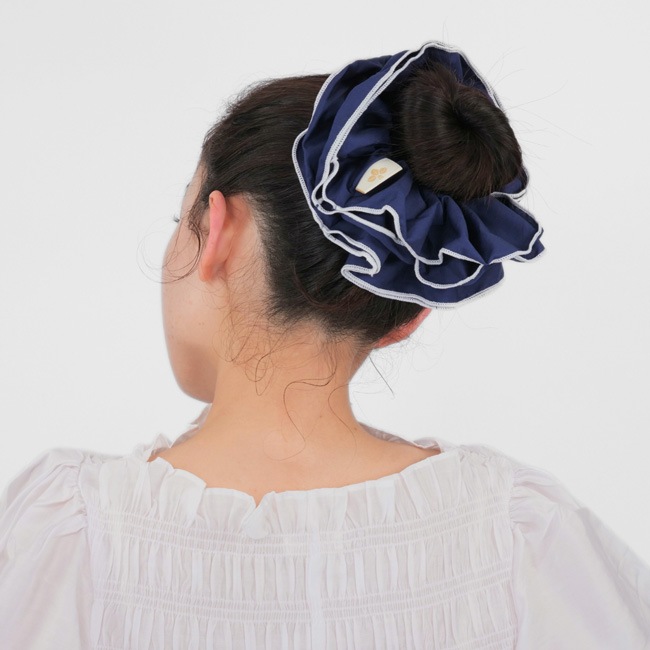 クワイエット ブルーム スクランチー（ネイビー/ホワイト）
