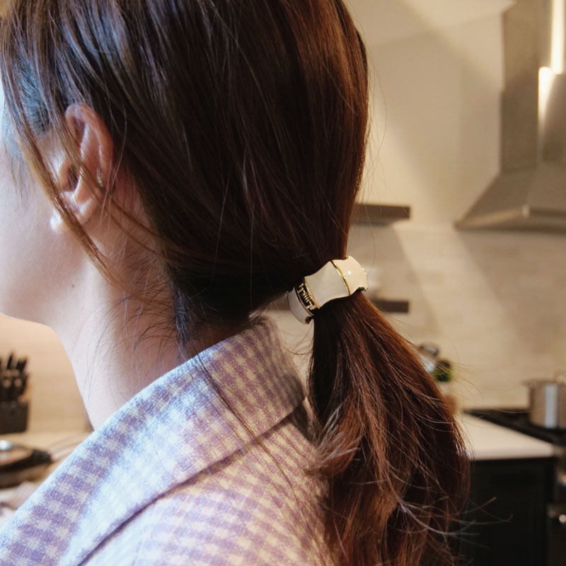 エナメル バンブー カフ ポニー (ホワイト)