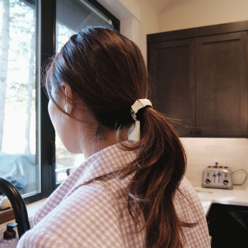 エナメル バンブー カフ ポニー (ホワイト)