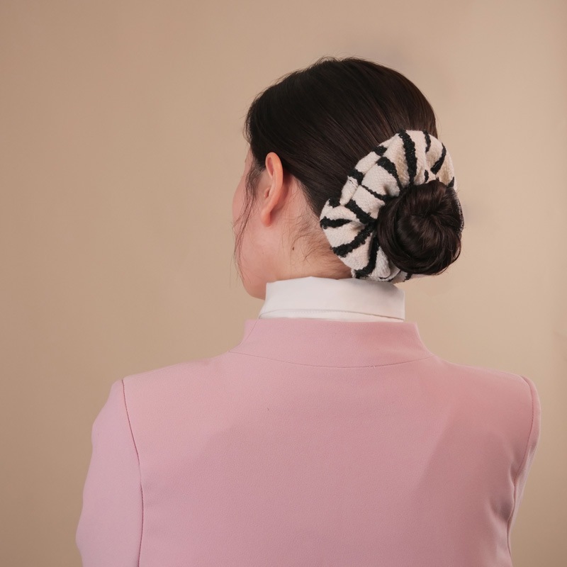 ジューン スクランチー（ホワイト/ブラック）