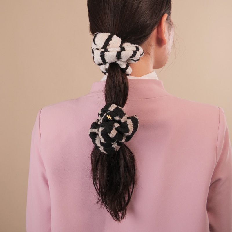 ジューン スクランチー（ホワイト/ブラック）