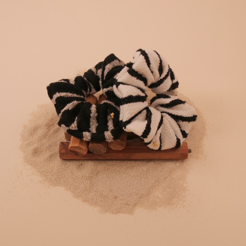 ジューン スクランチー（ホワイト/ブラック）