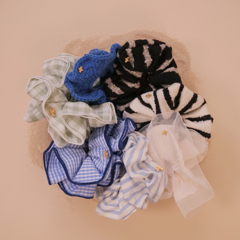 ジューン スクランチー（ホワイト/ブラック）