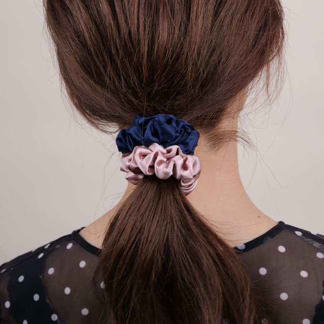 スモール スクランチー (シルク シャルムーズ ネイビー)