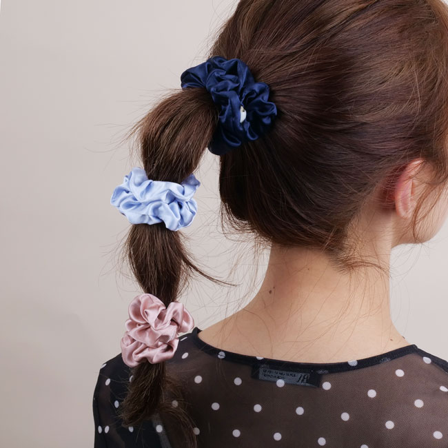 スモール スクランチー (シルク シャルムーズ ネイビー)