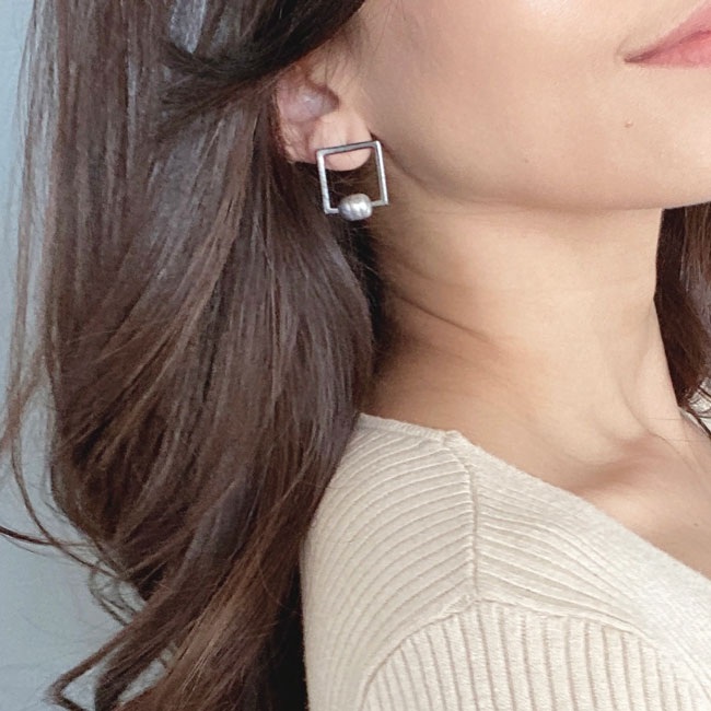 パール スクエア スタッズ ピアス (ガンメタル パール/ガンメタル)