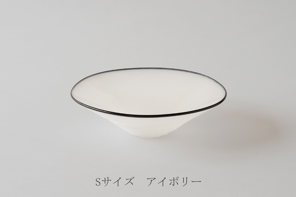 fresco kasumiプレート Mサイズ アイボリー 未使用 fresco（フレスコ）kasumi プレート | LIVING MOTIF｜家具
