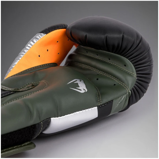 VENUM ヴェナム Elite ボクシンググローブ - ブラック/シルバー/カーキ