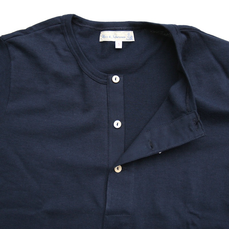 セール品 Merz b.Schwanen Anatomica 別注 ヘンリーネックTシャツ 直売販売品 Merz b.Schwanen Anatomica 別注 ヘンリーネックTシャツ ポロシャツ