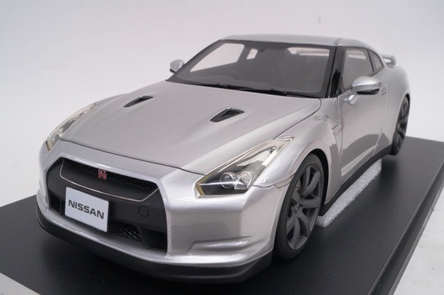 Nissan GT-R 1/18 スケールモデル シルバー MotorHelix 1:18 Nissan Skyline GT-R Customized Version in Metallic