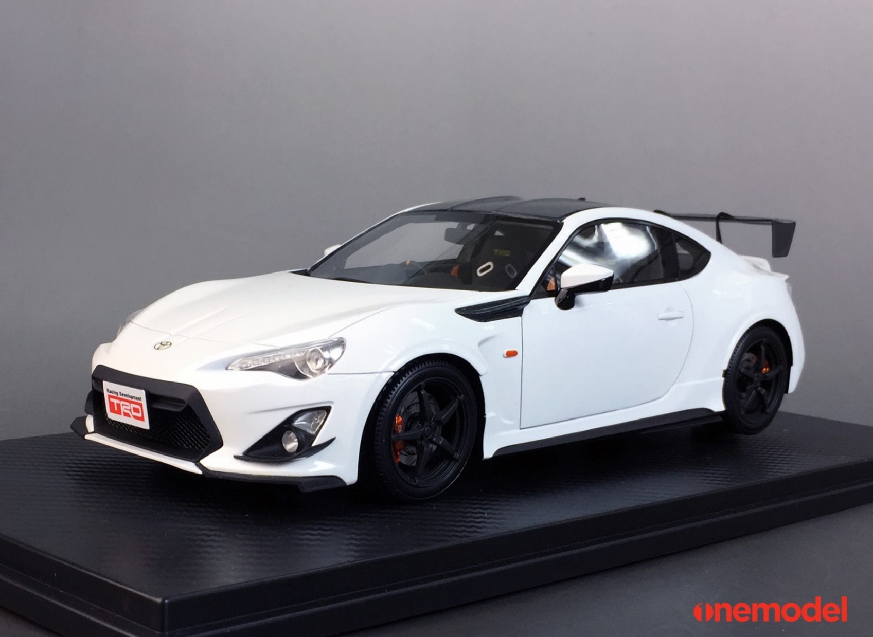 トヨタ86 ミニカー 白　 1/18 Amazon | AUTOart 1/18 トヨタ 86 GTリミテッド (日本仕様/右H