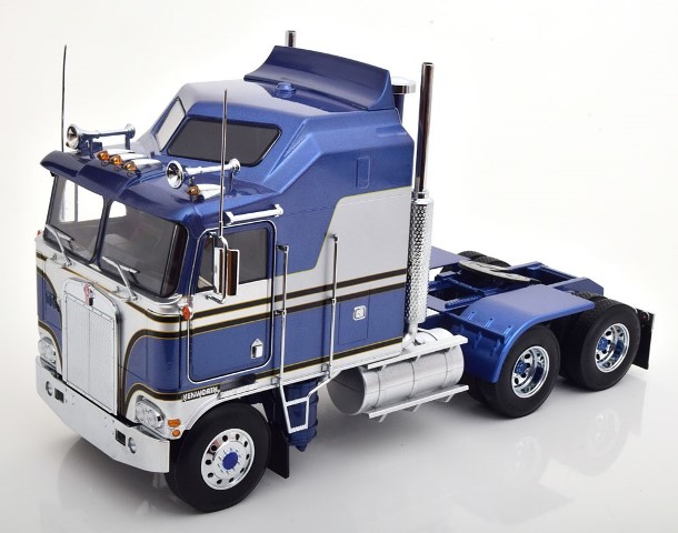 504-024 EXCLUSIVE 1/32 ケンワース K200 ブラック AW64442_No3_2023NissanZ_Versio