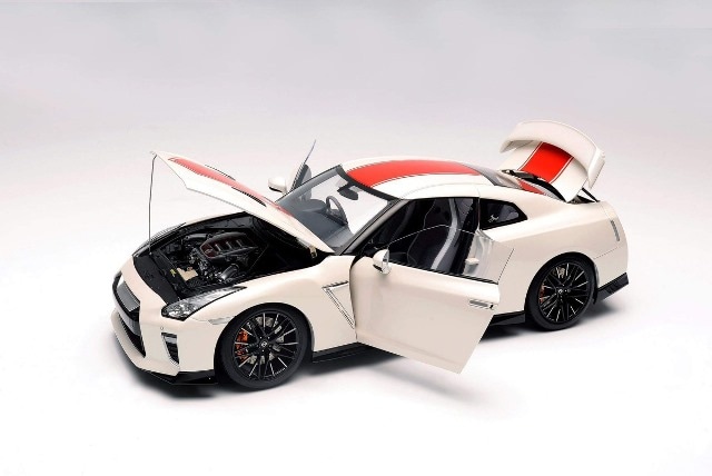 新品 M83501 モーターヘリックス 1/18 Nissan GT-R R35 50th